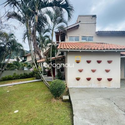 Casa com 160m², 4 quartos, 2 garagens, no bairro Lagoa da Conceição em Florianópolis