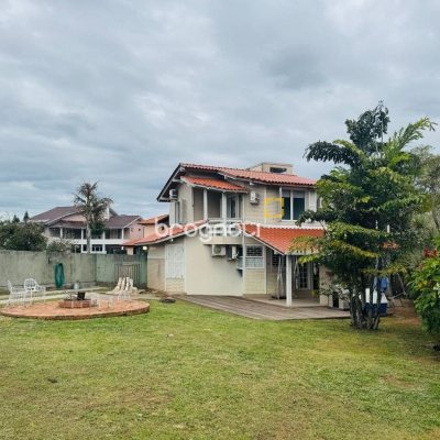 Casa com 160m², 4 quartos, 2 garagens, no bairro Lagoa da Conceição em Florianópolis