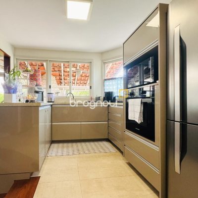 Casa com 160m², 4 quartos, 2 garagens, no bairro Lagoa da Conceição em Florianópolis
