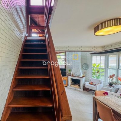 Casa com 160m², 4 quartos, 2 garagens, no bairro Lagoa da Conceição em Florianópolis