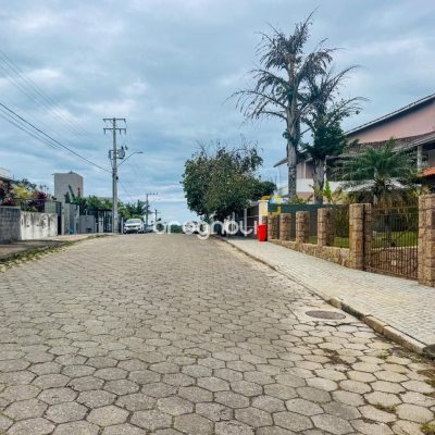 Casa com 160m², 4 quartos, 2 garagens, no bairro Lagoa da Conceição em Florianópolis