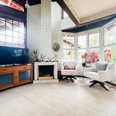 Casa com 160m², 4 quartos, 2 garagens, no bairro Lagoa da Conceição em Florianópolis