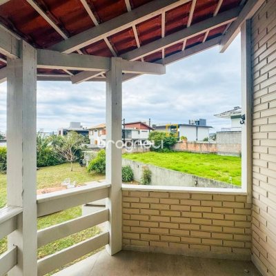 Casa com 160m², 4 quartos, 2 garagens, no bairro Lagoa da Conceição em Florianópolis