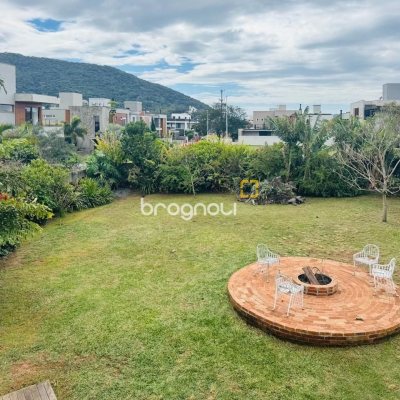 Casa com 160m², 4 quartos, 2 garagens, no bairro Lagoa da Conceição em Florianópolis