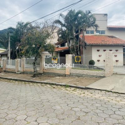 Casa com 160m², 4 quartos, 2 garagens, no bairro Lagoa da Conceição em Florianópolis