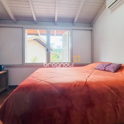 Casa com 160m², 4 quartos, 2 garagens, no bairro Lagoa da Conceição em Florianópolis