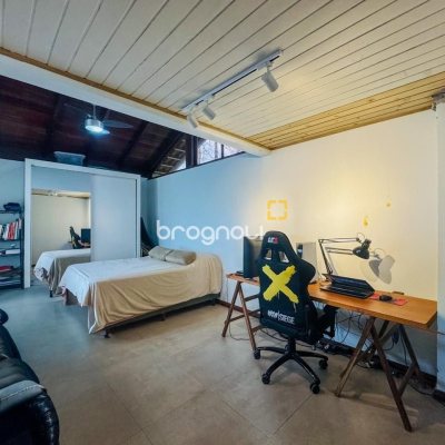Casa com 160m², 4 quartos, 2 garagens, no bairro Lagoa da Conceição em Florianópolis