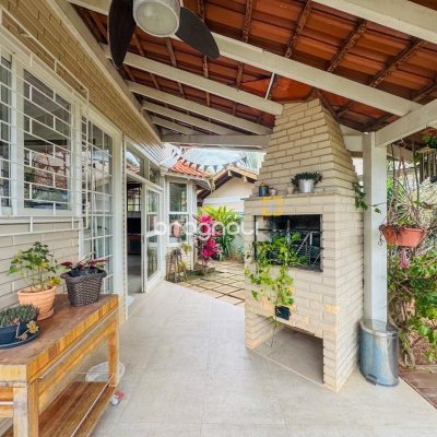 Casa com 160m², 4 quartos, 2 garagens, no bairro Lagoa da Conceição em Florianópolis