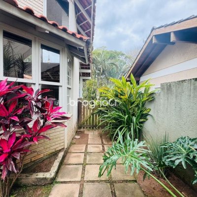 Casa com 160m², 4 quartos, 2 garagens, no bairro Lagoa da Conceição em Florianópolis