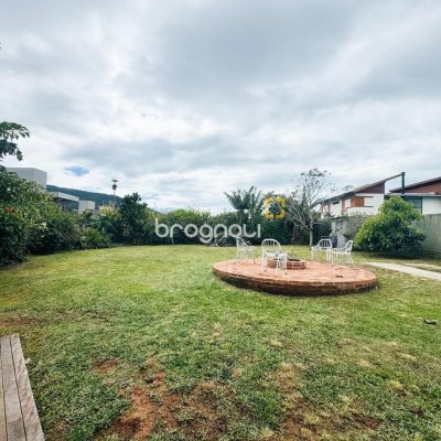 Casa com 160m², 4 quartos, 2 garagens, no bairro Lagoa da Conceição em Florianópolis