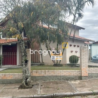 Casa com 160m², 4 quartos, 2 garagens, no bairro Lagoa da Conceição em Florianópolis