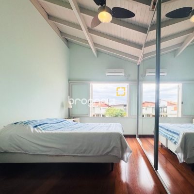 Casa com 160m², 4 quartos, 2 garagens, no bairro Lagoa da Conceição em Florianópolis