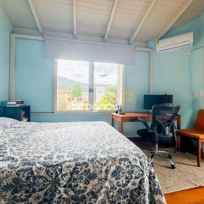 Casa com 160m², 4 quartos, 2 garagens, no bairro Lagoa da Conceição em Florianópolis