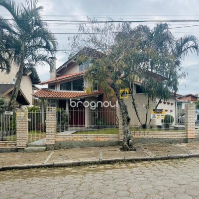 Casa com 160m², 4 quartos, 2 garagens, no bairro Lagoa da Conceição em Florianópolis