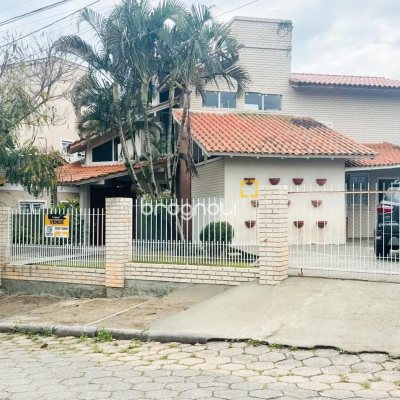 Casa com 160m², 4 quartos, 2 garagens, no bairro Lagoa da Conceição em Florianópolis