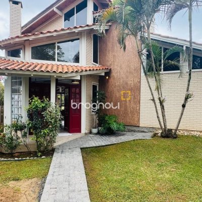 Casa com 160m², 4 quartos, 2 garagens, no bairro Lagoa da Conceição em Florianópolis