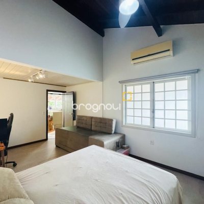 Casa com 160m², 4 quartos, 2 garagens, no bairro Lagoa da Conceição em Florianópolis