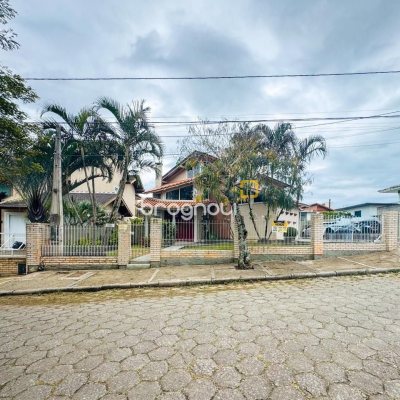 Casa com 160m², 4 quartos, 2 garagens, no bairro Lagoa da Conceição em Florianópolis