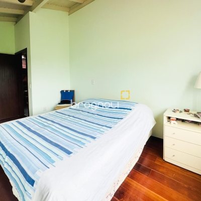 Casa com 160m², 4 quartos, 2 garagens, no bairro Lagoa da Conceição em Florianópolis
