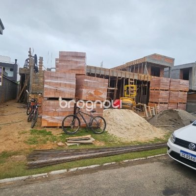 Casa de Condomínio com 238m², 3 quartos (sendo 3 suítes), 2 garagens, no bairro São João do Rio Vermelho em Florianópolis