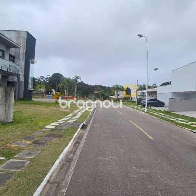 Casa de Condomínio com 238m², 3 quartos (sendo 3 suítes), 2 garagens, no bairro São João do Rio Vermelho em Florianópolis