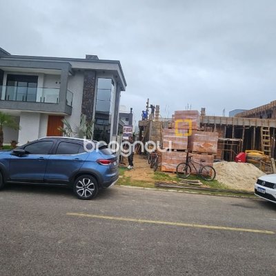 Casa de Condomínio com 238m², 3 quartos (sendo 3 suítes), 2 garagens, no bairro São João do Rio Vermelho em Florianópolis