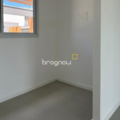 Casa de Condomínio com 110m², 3 quartos (sendo 1 suíte), 2 garagens, no bairro Morro das Pedras em Florianópolis