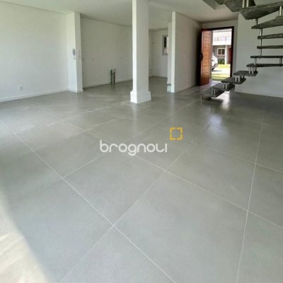 Casa de Condomínio com 110m², 3 quartos (sendo 1 suíte), 2 garagens, no bairro Morro das Pedras em Florianópolis