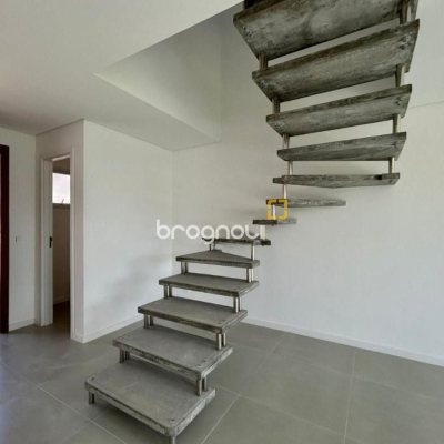 Casa de Condomínio com 110m², 3 quartos (sendo 1 suíte), 2 garagens, no bairro Morro das Pedras em Florianópolis