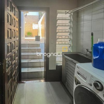 Casa com 362m², 5 quartos (sendo 1 suíte), 4 garagens, no bairro Abraão em Florianópolis