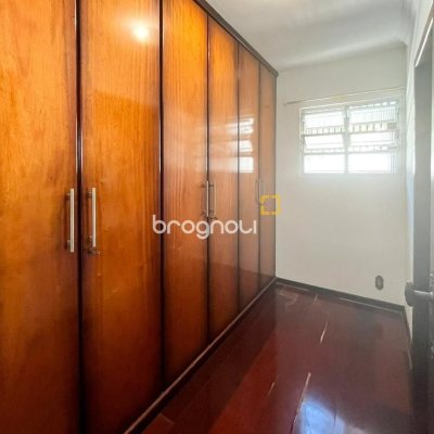 Casa com 362m², 5 quartos (sendo 1 suíte), 4 garagens, no bairro Abraão em Florianópolis
