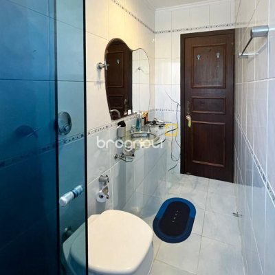 Casa com 362m², 5 quartos (sendo 1 suíte), 4 garagens, no bairro Abraão em Florianópolis