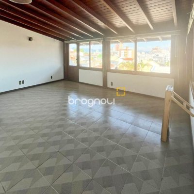 Casa com 362m², 5 quartos (sendo 1 suíte), 4 garagens, no bairro Abraão em Florianópolis