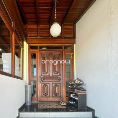 Casa com 362m², 5 quartos (sendo 1 suíte), 4 garagens, no bairro Abraão em Florianópolis