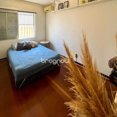 Casa com 362m², 5 quartos (sendo 1 suíte), 4 garagens, no bairro Abraão em Florianópolis