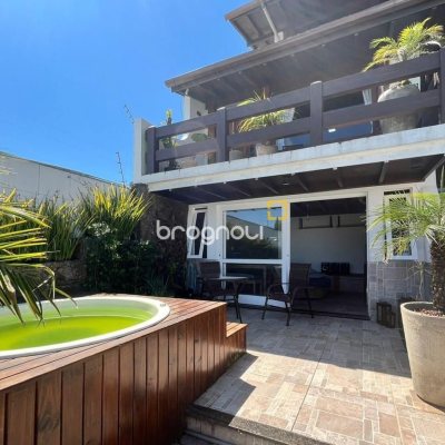 Casa com 362m², 5 quartos (sendo 1 suíte), 4 garagens, no bairro Abraão em Florianópolis