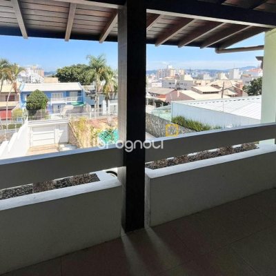 Casa com 362m², 5 quartos (sendo 1 suíte), 4 garagens, no bairro Abraão em Florianópolis