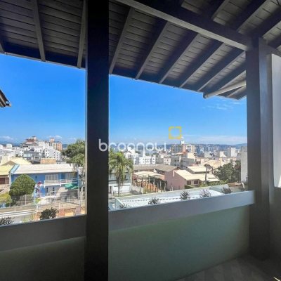 Casa com 362m², 5 quartos (sendo 1 suíte), 4 garagens, no bairro Abraão em Florianópolis