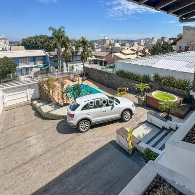 Casa com 362m², 5 quartos (sendo 1 suíte), 4 garagens, no bairro Abraão em Florianópolis