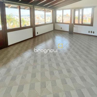 Casa com 362m², 5 quartos (sendo 1 suíte), 4 garagens, no bairro Abraão em Florianópolis