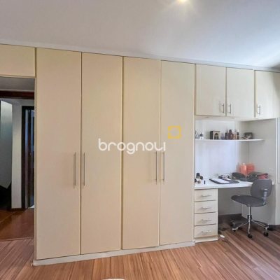 Casa com 362m², 5 quartos (sendo 1 suíte), 4 garagens, no bairro Abraão em Florianópolis