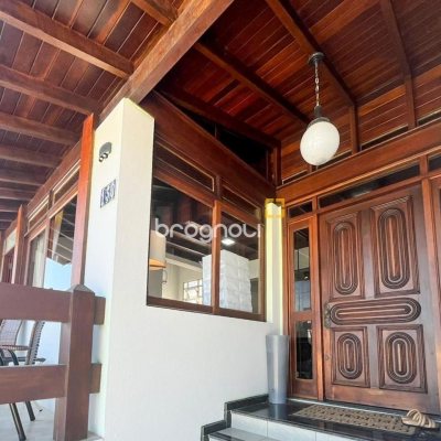 Casa com 362m², 5 quartos (sendo 1 suíte), 4 garagens, no bairro Abraão em Florianópolis