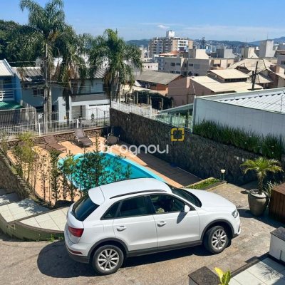 Casa com 362m², 5 quartos (sendo 1 suíte), 4 garagens, no bairro Abraão em Florianópolis