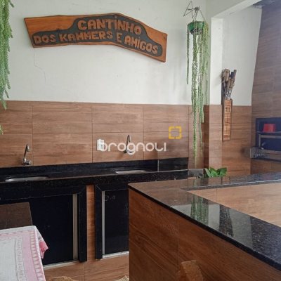 Casa com 260m², 3 quartos (sendo 1 suíte), 6 garagens, no bairro Nossa Senhora do Rosário em São José