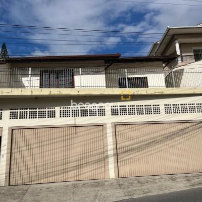 Casa com 189m², 3 quartos (sendo 1 suíte), 4 garagens, no bairro Centro em São José