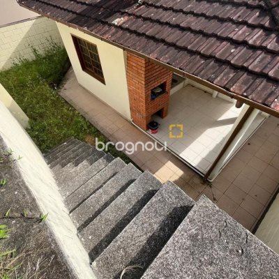 Casa com 189m², 3 quartos (sendo 1 suíte), 4 garagens, no bairro Centro em São José