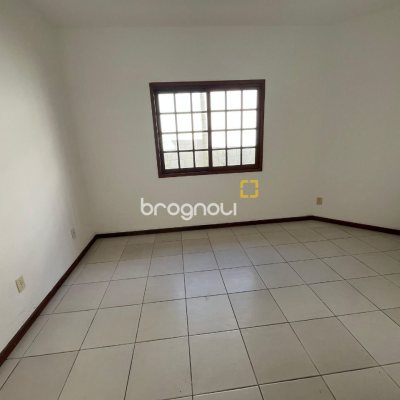 Casa com 189m², 3 quartos (sendo 1 suíte), 4 garagens, no bairro Centro em São José