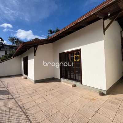 Casa com 189m², 3 quartos (sendo 1 suíte), 4 garagens, no bairro Centro em São José