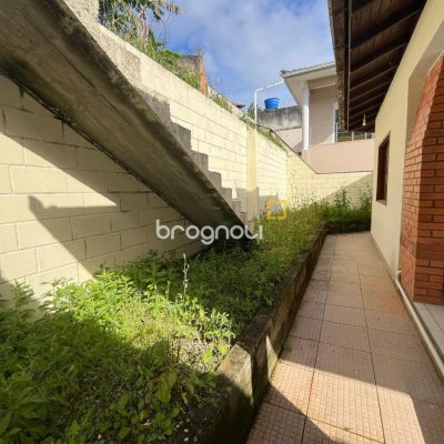 Casa com 189m², 3 quartos (sendo 1 suíte), 4 garagens, no bairro Centro em São José