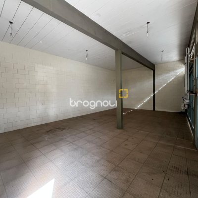 Casa com 189m², 3 quartos (sendo 1 suíte), 4 garagens, no bairro Centro em São José